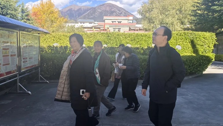高原賦能，擘畫未來——中國(guó)香妝協(xié)會(huì)專家團(tuán)蒞臨奇正指導(dǎo)藏藥化妝品產(chǎn)業(yè)發(fā)展